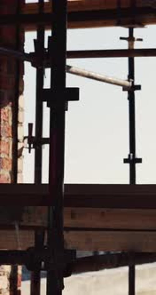Edificio, armazón y estructura con andamios en el sitio de construcción para ingeniería civil