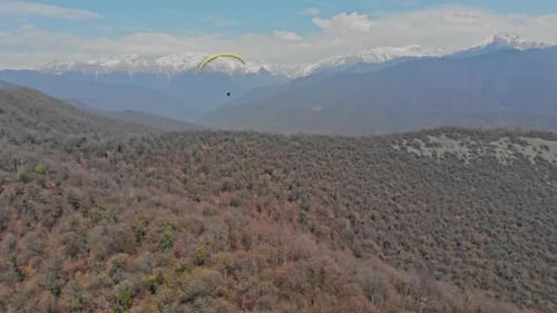Schweben Sie mit einem aufregenden Gleitschirmflug über die majestätischen Berge.