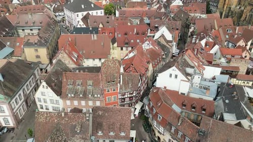 Vue aérienne de Colmar avec le massif des Vosges