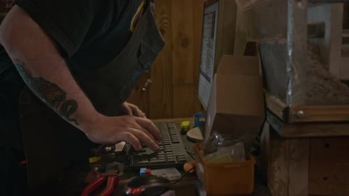 Techniker, der eine hochpräzise Schneiddrehmaschine auf der Computertastatur einstellt