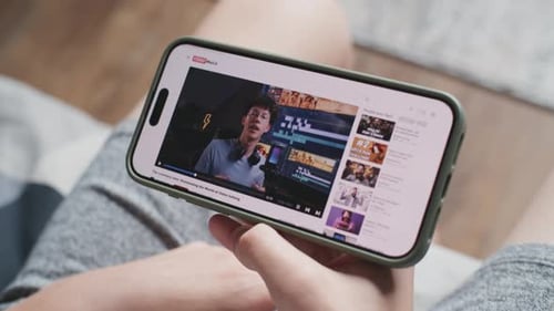 Video-Sharing-Plattform mit Inhalten zur Videobearbeitung, die auf dem Smartphone-Bildschirm angezeigt werden