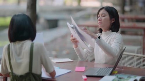 Scène théâtrale d'adolescentes luttant avec une émotion intense dans l'espace public pour des raisons personnelles