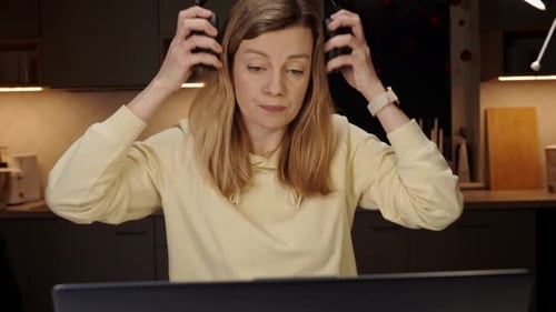 Mulher trabalhando em casa no local de trabalho à noite usando laptop