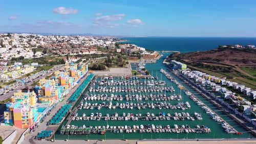 Eine herrliche Luftaufnahme der Meeresbucht von Marina für Schiffe und Yachten mit einer Perspektive auf Picturesque
