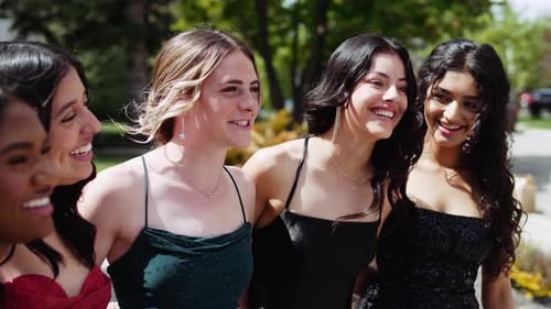 Celebração do Prom Girls Sunny Driveway