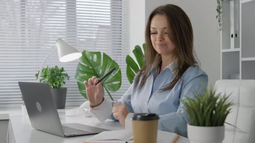 Das Lächeln auf ihrem Gesicht zeigt den freundlichen Umgang der Frau mit der Technologie, mit der sie ein