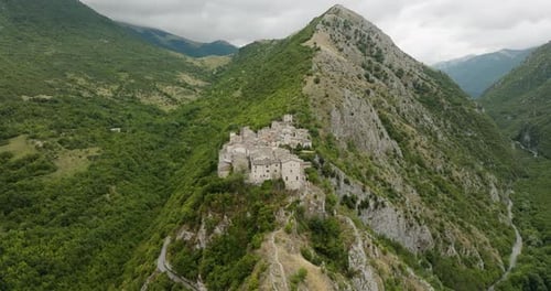 Luftaufnahme des Dorfes auf einem Berg, Italien.