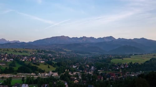 Vue pittoresque sur les montagnes des Tatras et le village - Timelapse de l'été polonais