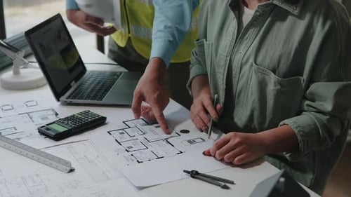 Gros plan des mains mesurant pour l'estimation des coûts, plans d'étage, conception, ingénierie architecturale