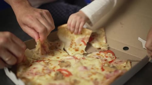 Pizza que se toma con las manos y se come, desmonte la pizza sobre la mesa