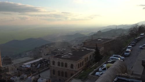 Alors que la caméra passe de la mosquée d'Ulu à la madrasa de Zinciriye, nous avons une vue magnifique sur Mardin