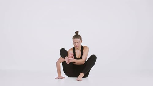 Spannende Yoga-Praxis mit einer Frau in einem aktiven und gesunden Lebensstil