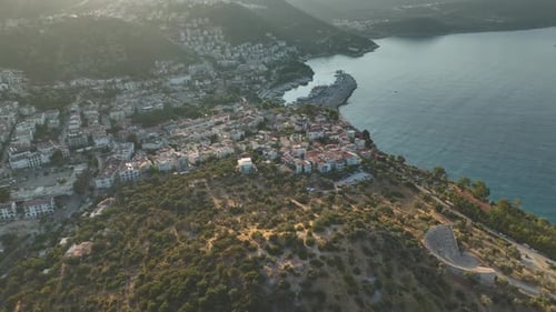 Vue aérienne de yachts de luxe amarrés dans la pittoresque marina de Ka Town Antalya