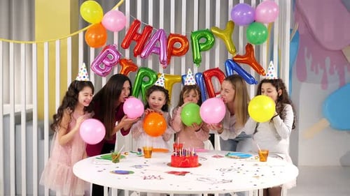 Retrato de uma família feliz com crianças em uma festa de aniversário com balões