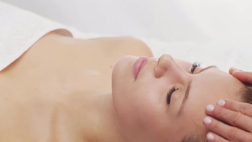 Frau lässt sich vom Therapeuten massieren und lässt sich im Spa Healthcare massieren