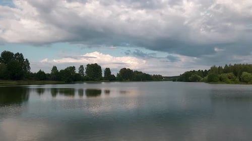 Panoramablick auf den Fluss mit einem Wald am gegenüberliegenden Ufer