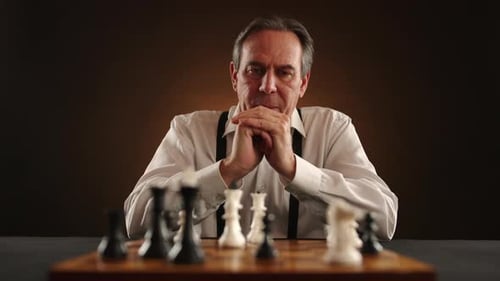 Der ältere Schachenthusiast steckt tief in strategischen Überlegungen und nimmt am Spiel teil