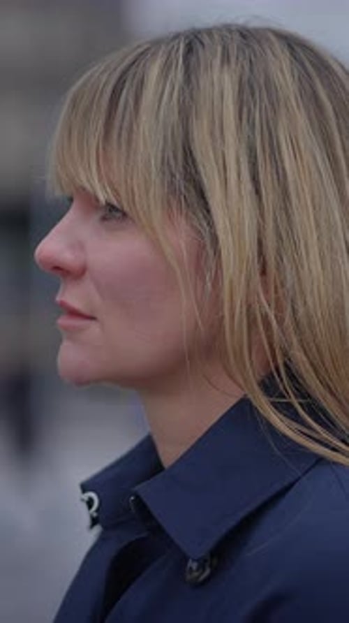 Une femme contemplative aux cheveux longs capturée de profil soulignant sa grâce et sa beauté