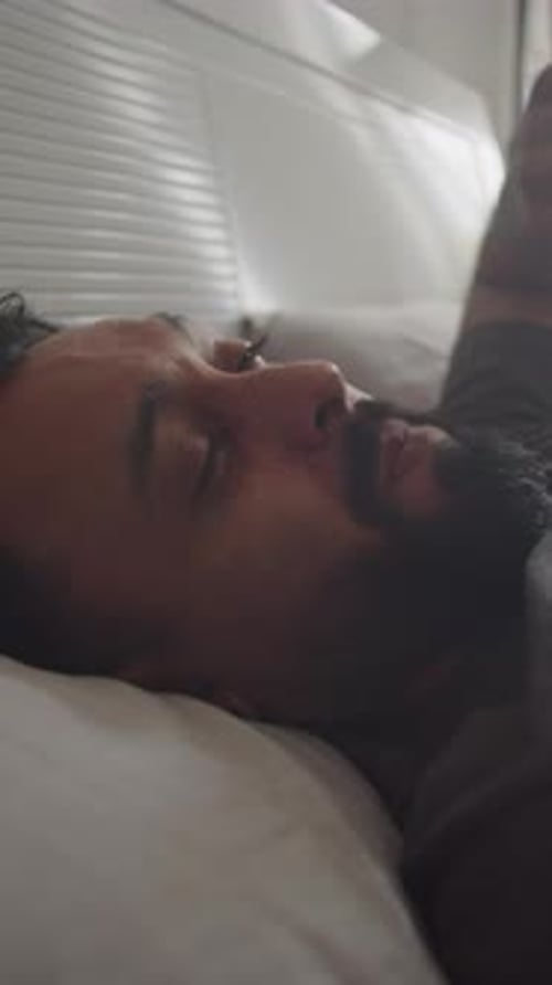 Jeune femme se réveillant au lit le matin
