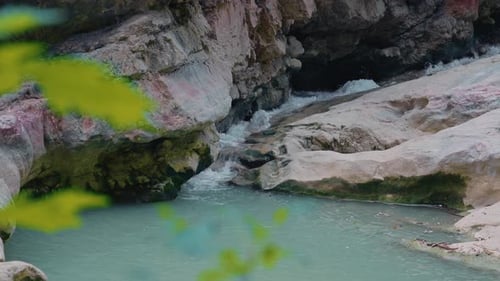 Felsiger Waldbach mit ruhigem Wasser und großen Steinen in friedlicher Naturszene