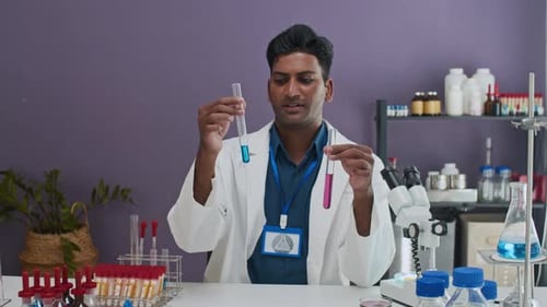 Un chimiste de sexe masculin parle de la différence entre les réactifs