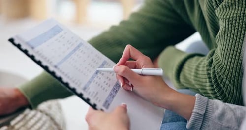 Couple planifiant les factures et le budget de la maison avec des documents sur le canapé