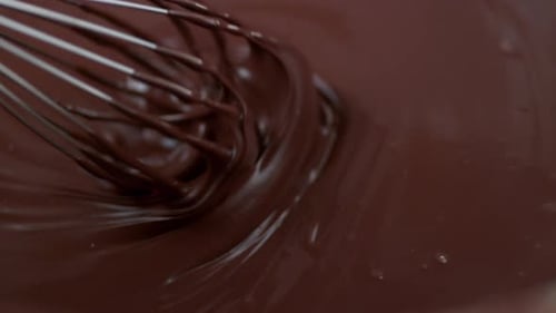 Schokolade mit Wish in Zeitlupe umrühren. Aufgenommen mit der Phantom Flex 4k-Kamera
.