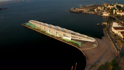 Vista aérea del moderno museo y horizonte, Brasil.