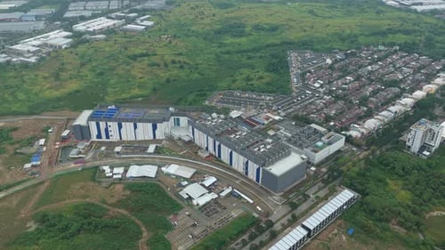 Vista aérea de uma instalação moderna de data center na Indonésia com suporte digital corporativo