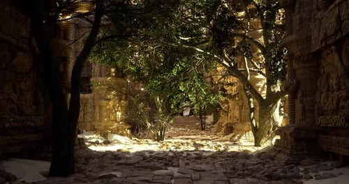 Ruines d'un ancien temple entouré d'une végétation luxuriante et de pierres brisées