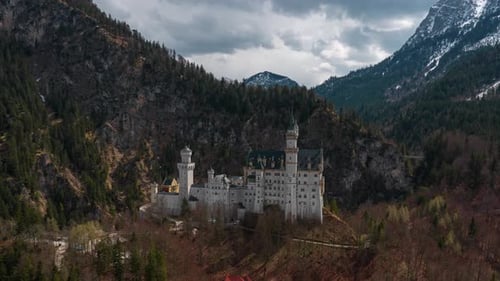 Schloss Neuschwanstein in Bayern Deutschland - Luftaufnahmen. Timelapse Dolly Zoom
des berühmten Deutschen