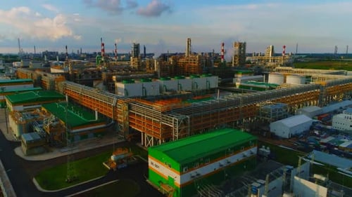 Raffineriekomplex mit Tanks und Pipelines Luftaufnahme