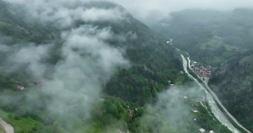 Vale entre as nuvens