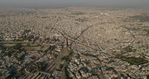 Luftaufnahme des Stadtbildes und der Dächer unter klarem Himmel, Indien.