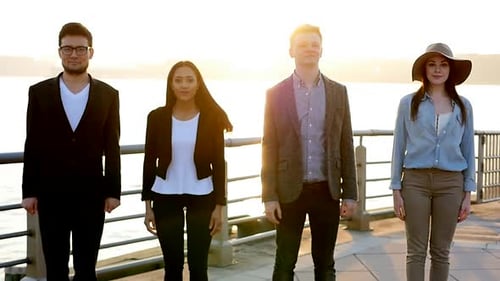 Grupo multiétnico de pessoas se divertindo curtindo a vida