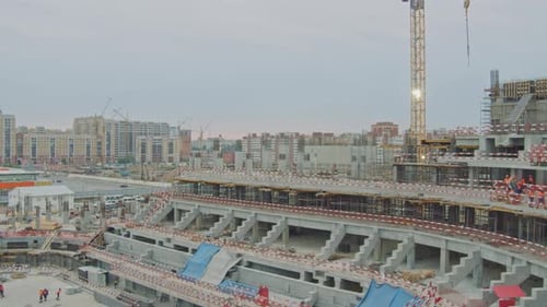 Un espectador coloca el cadáver y los constructores en el sitio de construcción