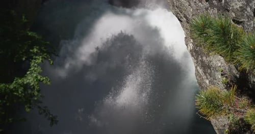 Luftaufnahme eines sehr mächtigen Wasserfalls mit reinem, frischem Wasser im Hochgebirge, wo es