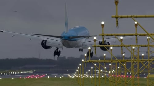 Großes Passagierflugzeug landet auf einer Landebahn
