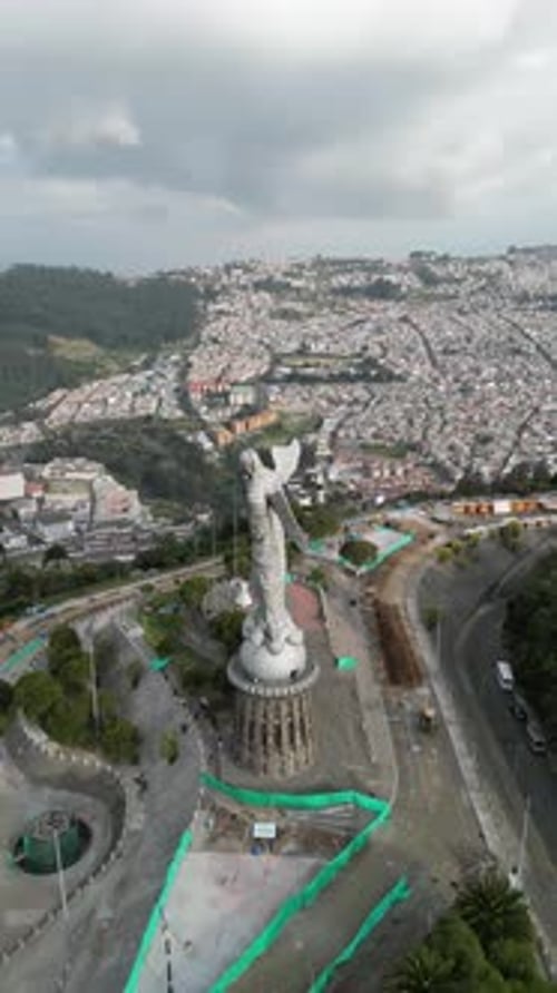 Estatua de la Virgen María Alada de Loma, Quito, Ecuador, Zumbido