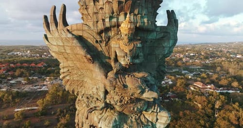 Bali, Indonésie. Drone, vue aérienne, 4k, statue de Vishnu à Garuda
Wisnu Kencana