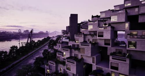 Arquitectura moderna a lo largo de la orilla del río al anochecer con paisaje urbano