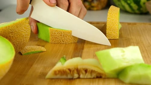 Gros plan de la peau de melon Galia coupée en morceaux prêts à être mangés