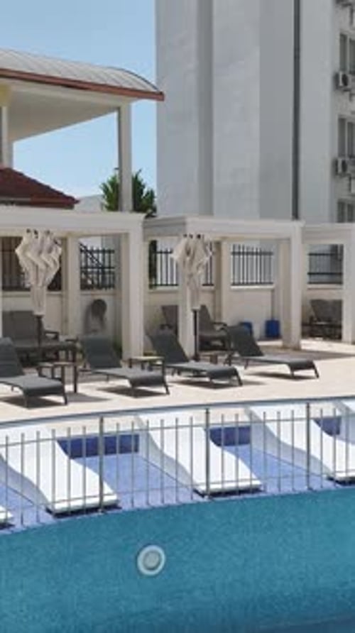 Villas costeras con vista aérea con techos blancos y fachadas en progreso