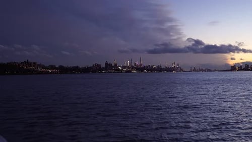Increíble paisaje urbano del moderno horizonte metropolitano, abordo en barco por el centro de la ciudad de Nueva York durante una epopeya