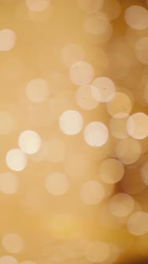 Les
lumières jaunes vives sont floues. Bokeh. Fond doré et ambiance du Nouvel An. Lumières de Noël