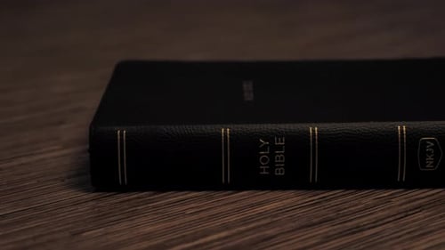 Plan panoramique de la Sainte Bible fermée sur une table en bois