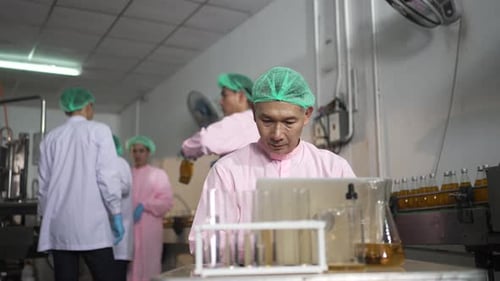Les employés travaillent dans une usine de boissons.