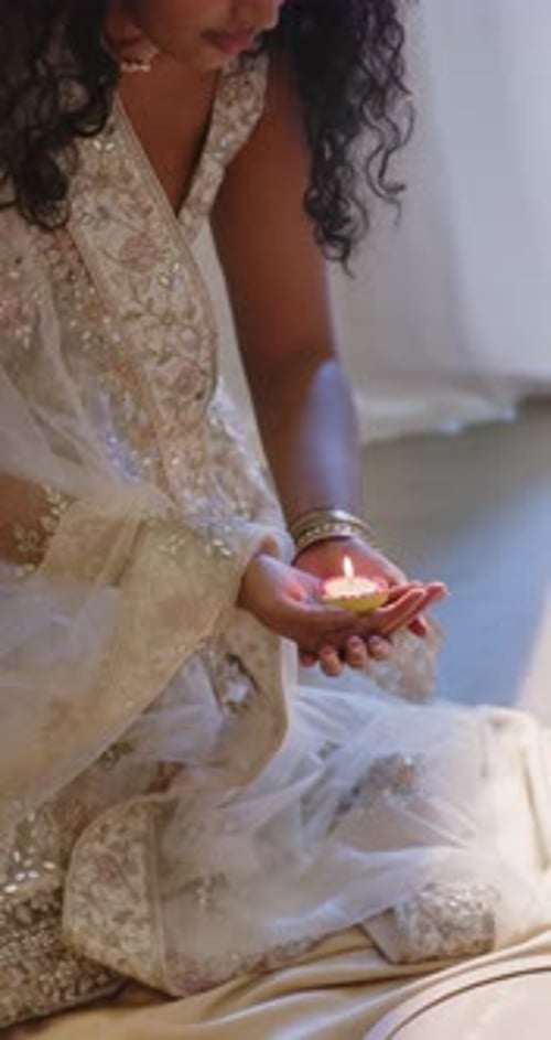 Vidéo verticale : Indienne adulte en sari coupant un diya, plaçant des diyas sur un plateau pour la puja, espace de copie