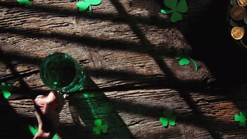 Platzieren Sie ein grünes Bier auf einem hölzernen Hintergrund für den Saint Patrick Day
