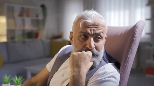 Der
ältere reife Mann ist nachdenklich und nachdenklich.